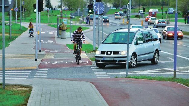 Nowelizacja z maja 2011 r. dała rowerzyście na ścieżce rowerowej pierwszeństwo przed autem. Niestety, od tej pory na ścieżkach dochodzi do większej liczby wypadków. /Motor