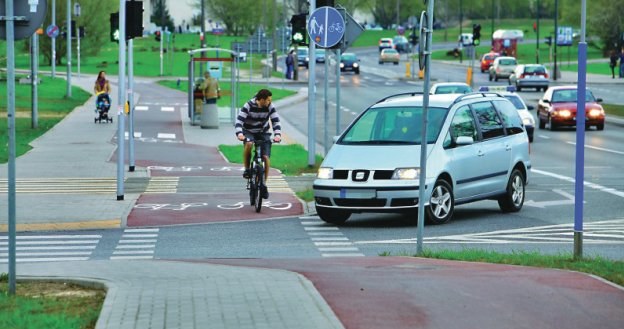 Nowelizacja z maja 2011 r. dała rowerzyście na ścieżce rowerowej pierwszeństwo przed autem. Niestety, od tej pory na ścieżkach dochodzi do większej liczby wypadków. /Motor