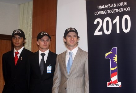 Nowi kierowcy Lotusa: Heikki Kovalainen (w środku), Fairuz Fauzy i Jarno Trulli (z prawej). /AFP