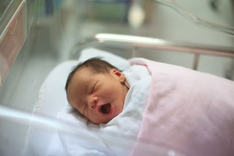 Nowo narodzona dziewczynka zawdzięcza życie fachowości i kompetencji personelu olsztyńskiego szpitala/zdjęcie ilustracyjne /123RF/PICSEL