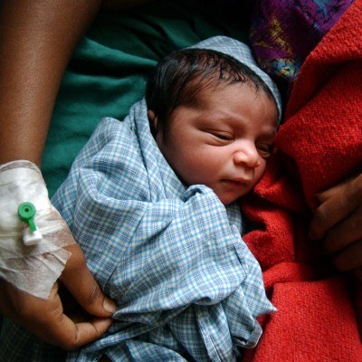 Nowo narodzone dziecko obok swojej matki, która jest HIV pozytywna, fot. UNICEF/HQ04-1220/Ami Vitale /