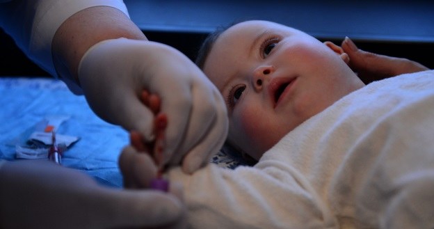 Nowo opracowany test z 99-procentową dokładnością wykryje trisomię 21. chromosomu u nienarodzonych dzieci /AFP