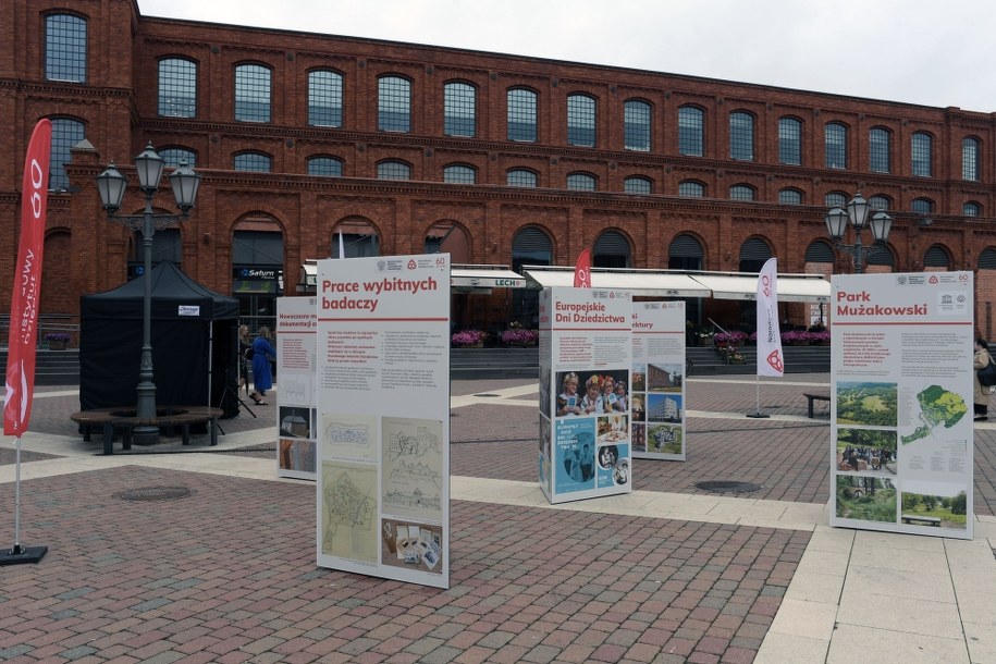 Nowo otwarta wystawa plenerowa „Przyszłym pokoleniom. 60 lat misji Narodowego Instytutu Dziedzictwa” na Rynku Manufaktury w Łodzi /Grzegorz Michałowski /PAP