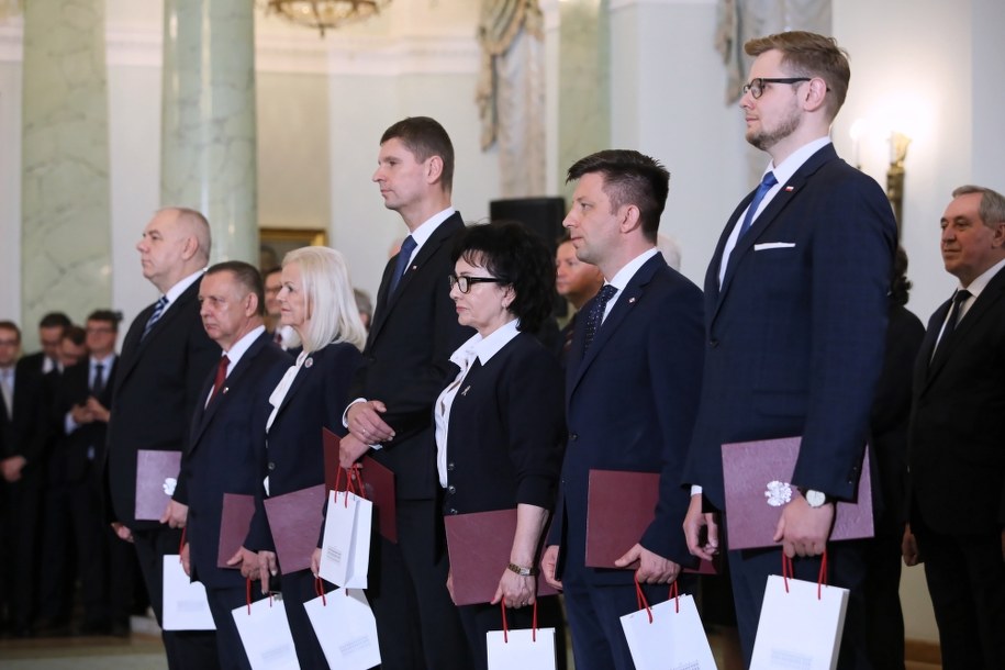 Nowo powołani ministrowie, od lewej: Jacek Sasin, Marian Banaś, Bożena Borys-Szopa, Dariusz Piontkowski, Elżbieta Witek, Michał Dworczyk oraz Michał Woś /Leszek Szymański /PAP