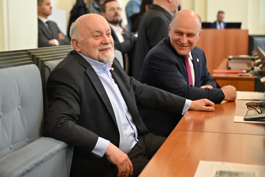 Nowo powołany przewodniczący Sejmiku, radny KO Jerzy Pokój (L) podczas sesji Sejmiku Województwa Dolnośląskiego w Dolnośląskim Urzędzie Wojewódzkim we Wrocławiu / 	Maciej Kulczyński    /PAP