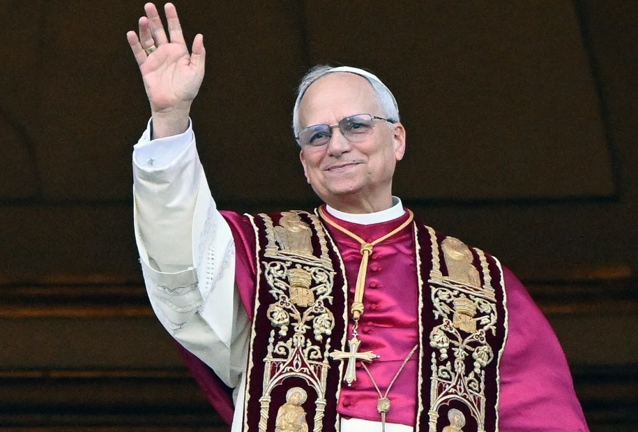 Nowo wybrany papież Leon XIV (Robert Prevost) po raz pierwszy pojawia się na balkonie Bazyliki św. Piotra po zakończeniu konklawe. /Abaca /East News