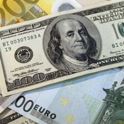 Nowo wydrukowane dolary i franki mogą umocnić złotego /AFP