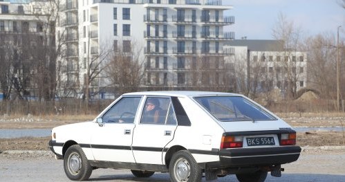 Nowoczesna jak na koniec lat 70. sylwetka skrywała archaiczne rozwiązania, np. z tyłu zastosowano resory. /Auto Moto