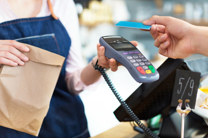 Nowoczesna karta kredytowa pozwoli skorzystać z atrakcyjnych rabatów i ofert specjalnych /123RF/PICSEL