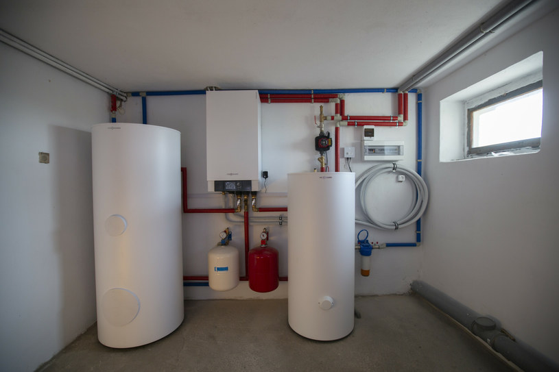 A modern air-source heat pump will heat the whole house and provide it with hot water / Adam Wysocki / East News / East News