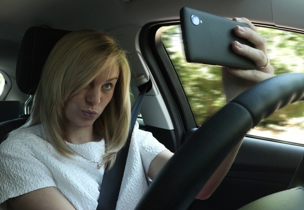 Nowoczesne smartfony "zachęcają" kierowców do różnych, niebezpiecznych zachowań, nie tylko prowadzenia rozmów /Informacja prasowa