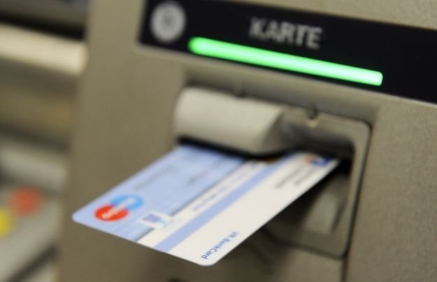Nowoczesny bankomat ze skanerem naczyń krwionośnych kosztuje ok. 10 % więcej niż bankomat tradycyjny /AFP