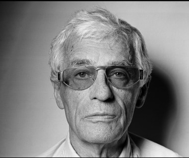 "Nowoczesny klasyk z poszerzoną wrażliwością" - tak Adama Hanuszkiewicza wspominał minister kultury Bogdan Zdrojewski.

"Umarł Hanuszkiewicz, będzie nudno w teatrze - tak powiedział kilka lat temu myśląc również o tym dniu" - powiedział Zdrojewski, nawiązując do jednego z wywiadów, których udzielił Hanuszkiewicz. "Nie wiem, czy będzie na pewno nudno, ale wiem, że dzięki twórczości i aktywności Adama Hanuszkiewicza w teatrze nigdy nudno nie było i za to należą mu się wielkie, wielkie podziękowania" - podkreślił minister.

Adam Hanuszkiewicz zmarł w wieku 87 lat. Jego wolą było, aby na pogrzeb nie przynoszono kwiatów. Hanuszkiewicz prosił, aby zamiast kwiatów ofiarowywać cegiełki na rzecz Domu Artystów Weteranów Scen Polskich w Skolimowie.