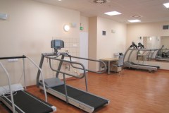 Nowoczesny sprzęt do rehabilitacji pokrywa się kurzem