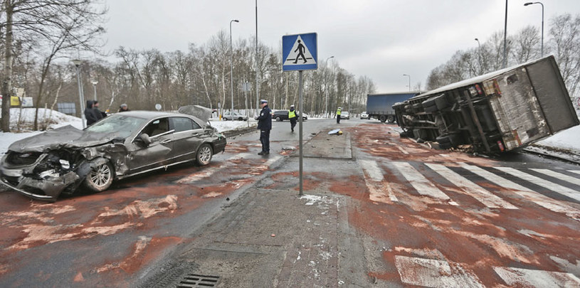 Nowogrod Bobrzanski. Wypadek drogowy na tzw. "trasie śmierci" /Fot. Piotr Jedzura /Reporter