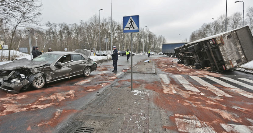 Nowogrod Bobrzanski. Wypadek drogowy na tzw. "trasie śmierci" /Fot. Piotr Jedzura /Reporter