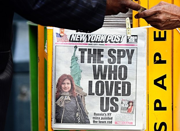 Nowojorczyk kupuje wydanie "The New York Times" z Anną Chapman na pierwszej stronie /AFP