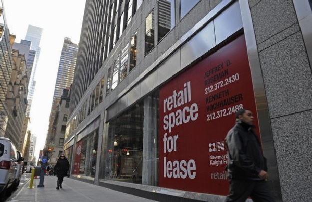 Nowojorska Madison Avenue - obok sklepów dla najbogatszych także zamknięte placówki... /AFP