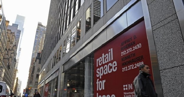 Nowojorska Madison Avenue - obok sklepów dla najbogatszych także zamknięte placówki... /AFP