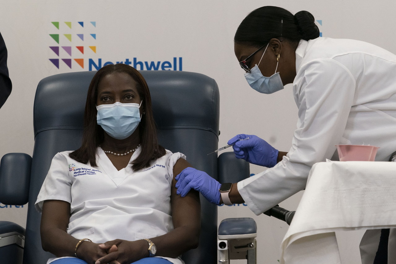 Nowojorska pielęgniarka pierwszą osobą w USA zaszczepioną przeciwko Covid-19