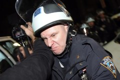 Nowojorska policja usuwa protestujących z parku Zuccotti