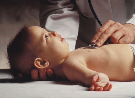 Nowonarodzone niemowlę przechodzi pierwsze badanie kontrolne /ThetaXstock