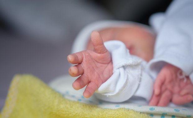 Noworodek porzucony na mrozie. Był owinięty w ręcznik i torbę na zakupy