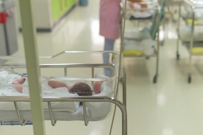 Noworodek przebywa na oddziale neonatologicznym /123RF/PICSEL
