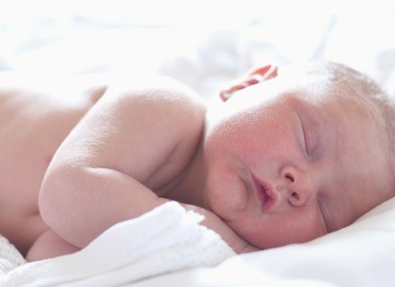 Noworodek, śpiący kilkanaście godzin na dobę, szybciej przystosowuje się do otoczenia