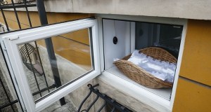 Noworodek w oknie życia. "Wielkie świadectwo odwagi matki"
