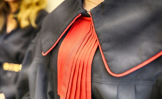 Noworodek zakopany żywcem na posesji. Szokujące ustalenia prokuratury