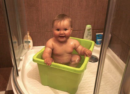 Noworodki zazwyczaj lubią mycie główki, pod warunkiem że podczas rozbierania i całej kąpieli jest ci /ThetaXstock