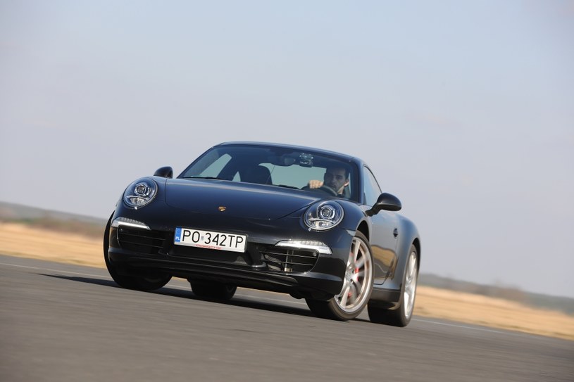 Nowość Porsche zachwyciła podczas redakcyjnych pomiarów. Imponuje przede wszystkim łatwość, z jaką 911 daje się precyzyjnie prowadzić – każdy, nawet najmniejszy, ruch kierownicy wywołuje reakcję auta. /Motor
