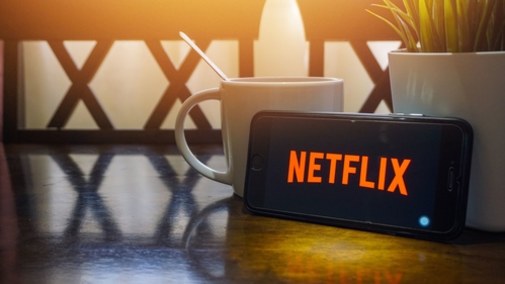 Nowości na Netflix idealne na majówkę. Co warto obejrzeć?