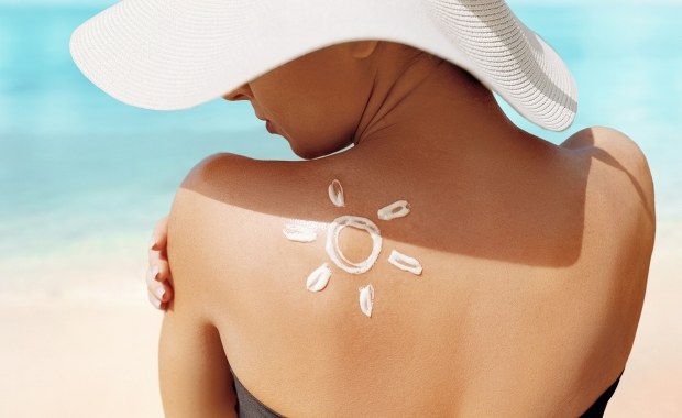 Nowotwory, przebarwienia, fotostarzenie. Jak chronić skórę latem?