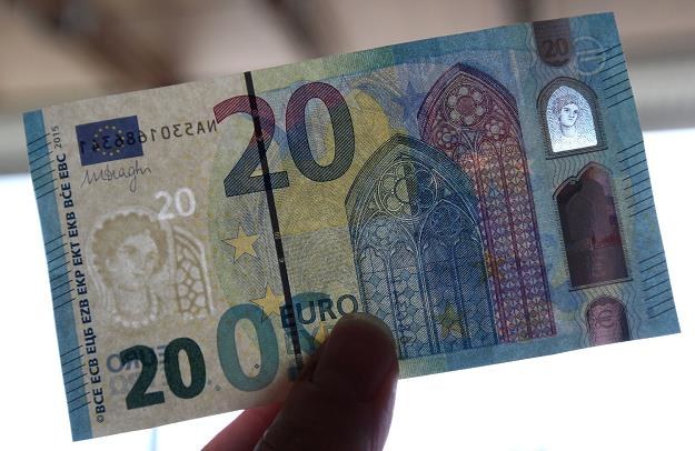 Nowy banknot 20 euro od dzisiaj w obiegu /AFP