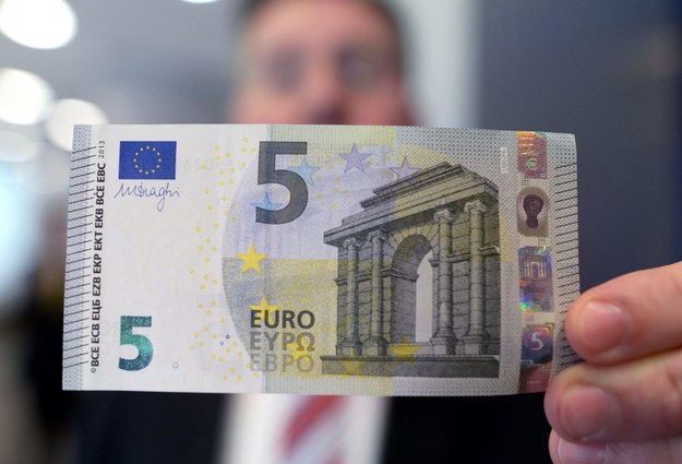 Nowy banknot 5 euro /FEDERICO GAMBARINI  /PAP/EPA
