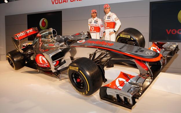 Nowy bolid McLarena i jego kierowcy Lewis Hamilton (z lewej) i Jenson Button/fot. Mark Thompson /Getty Images