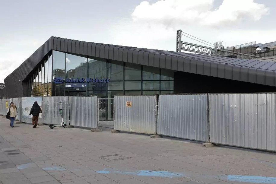 Nowy budynek jest wciąż ogrodzony blaszanym płotem /Grzegorz Mehring/www.gdansk.pl /Materiały prasowe