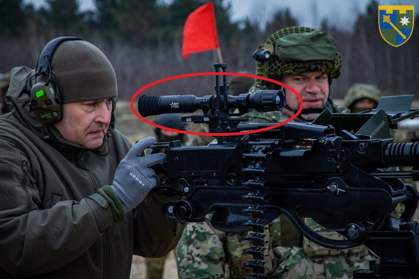 Nowy celownik termowizyjny rzuca się w oczy na ciężkim karabinie DShKM z Rumunii. Są one wersją rozwojową standardowego karabinu DShK, którego konstrukcja sięga jeszcze lat 30. XX wieku. /Ukraine Weapons Tracker /Twitter