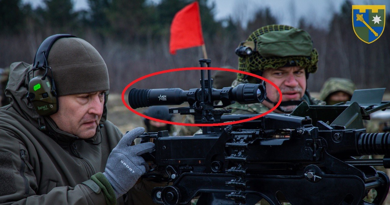 Nowy celownik termowizyjny rzuca się w oczy na ciężkim karabinie DShKM z Rumunii. Są one wersją rozwojową standardowego karabinu DShK, którego konstrukcja sięga jeszcze lat 30. XX wieku. /Ukraine Weapons Tracker /Twitter