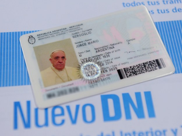 Nowy dowód osobisty papieża Franciszka /MINISTRY OF INTERIOR /PAP/EPA