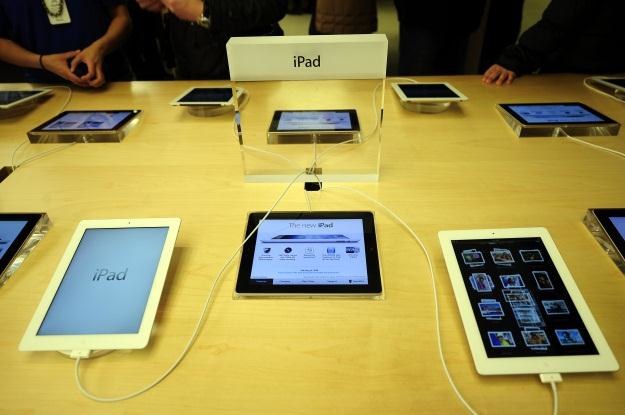 Nowy iPad celowo nie ładuje się do pełna? /AFP