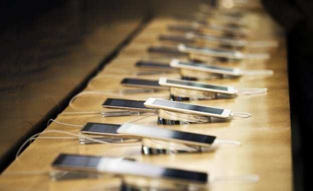 Nowy iPad - sukces sprzedażowy, ale czy rzeczywiście ma problem techniczny? /AFP