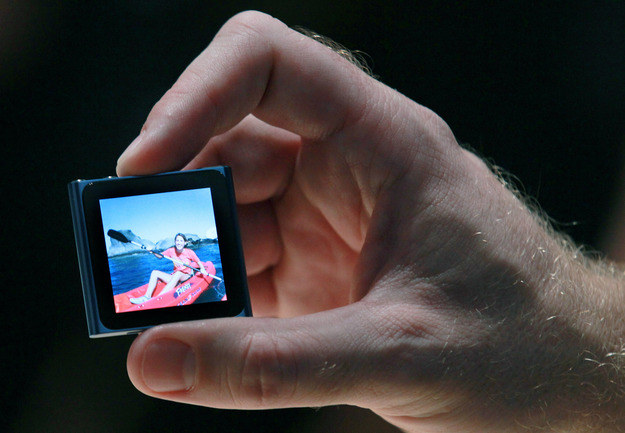 Nowy iPod nano - bardzo oryginalne i odważne zagranie ze strony Apple. Dla niektórych za bardzo /AFP