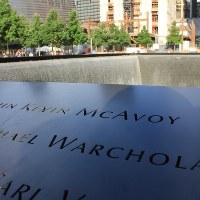 Tablica pamiątkowa z nazwiskami ofiar, także Polaków