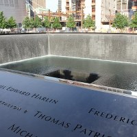 Tablica pamiątkowa z nazwiskami ofiar 