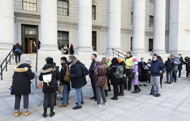 Nowy Jork. Kolejka przed budynkiem sądu okręgu federalnego w pierwszym dniu procesu Ghislaine Maxwell /JUSTIN LANE /PAP/EPA