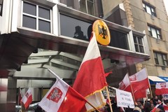 Nowy Jork: Protest Polaków przeciwko atakom na polską demokrację