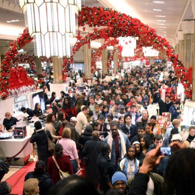 Nowy Jork: Tłumy kupujących polują na okazje w domu handlowym Macy's. /AFP